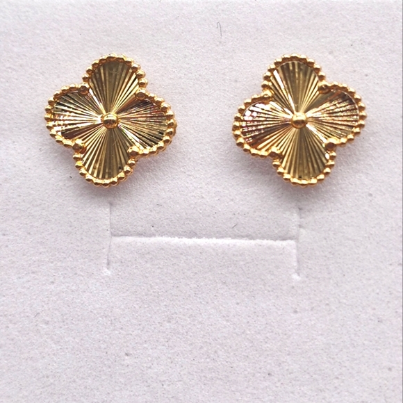 Jewelry - 18K Yellow Gold Stud Earrings Clover Flower 12mm Real Au750 NEW Cute Au7…